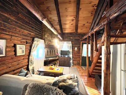 Timberline Cabins - The Wilmington Cabin - Hot tub, WiFi, Pets, Fireplace