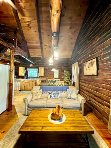 Timberline Cabins - The Wilmington Cabin - Hot tub, WiFi, Pets, Fireplace