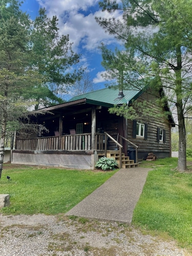 Timberline Cabins - The Wilmington Cabin - Hot tub, WiFi, Pets, Fireplace