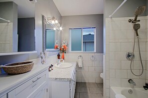 Baignoire, articles de toilette écologiques, sèche-cheveux, bidet