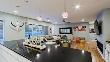 Smart-TV, Kamin, Bücher, Stereoanlage