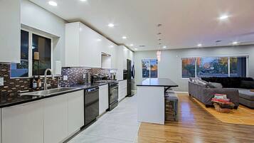 Peti sejuk, ketuhar gelombang mikro, ketuhar, dapur