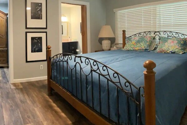 3 bedrooms, desk, iron/ironing board, bed sheets