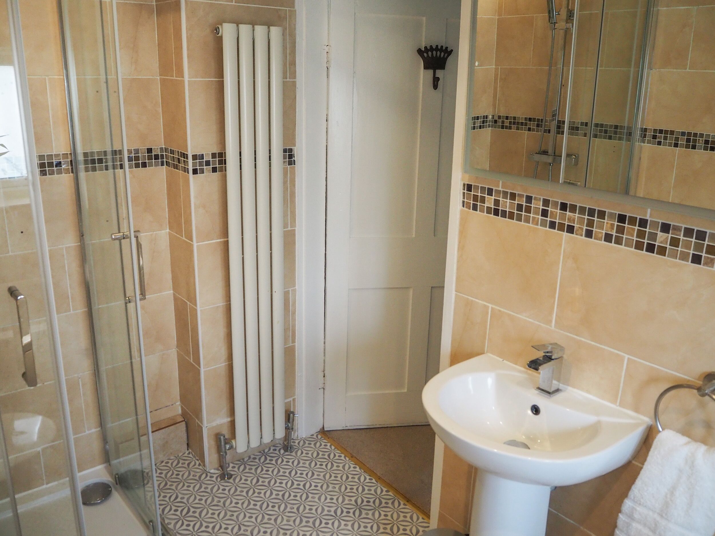 Ein Badezimmer mit Dusche, Waschbecken und Toilette.