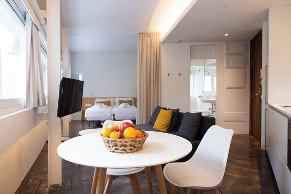 Tabla de planchar con plancha, wifi y ropa de cama 