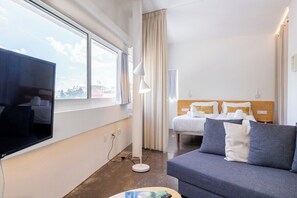 Tabla de planchar con plancha, wifi y ropa de cama 