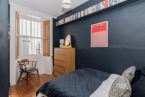 2 slaapkamers, een strijkplank/strijkijzer, internet, beddengoed