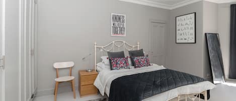 2 bedrooms, iron/ironing board, Internet, bed sheets