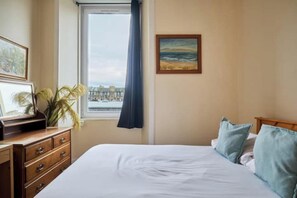 2 bedrooms, free Internet, bed sheets