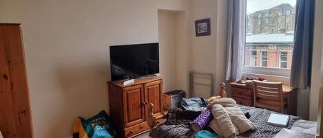 2 bedrooms, free Internet, bed sheets