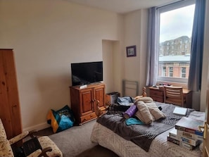 2 bedrooms, free Internet, bed sheets