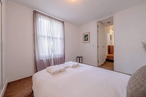 3 室のベッドルーム、アイロン / アイロン台、インターネット、ベッドシーツ