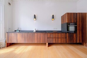 Fridge, microwave, oven, stovetop - Stylish 2BDR Victorian Home near Holland Park (London)