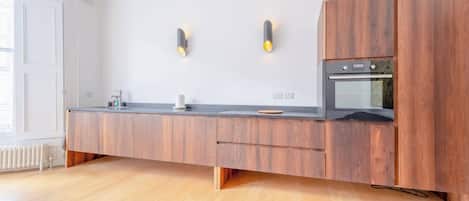 Cafetera y tetera, refrigerador, microondas y horno