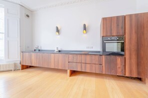 Fridge, microwave, oven, stovetop - Stylish 2BD Victorian Home near Holland Park (London)