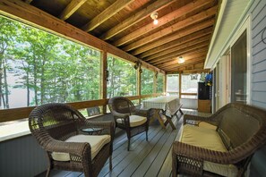 Dining - Newly Remodeled 5-BR Waterfront home on Sebago Lake – Spacious and Stunning! (Raymond)