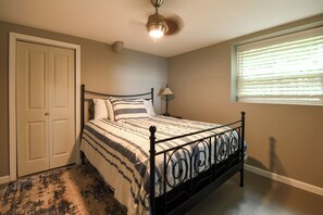5 bedrooms, desk, iron/ironing board, free WiFi - Newly Remodeled 5-BR Waterfront home on Sebago Lake – Spacious and Stunning! (Raymond)