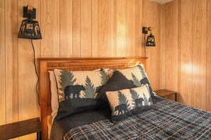1 bedroom, free WiFi - Relaxing Getaway on Peabody Pond; Cozy 1-bedroom cottage 30' from the water! (Sebago)