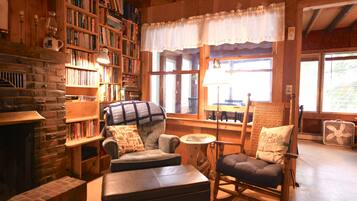 電視、壁爐、DVD 播放機、書籍