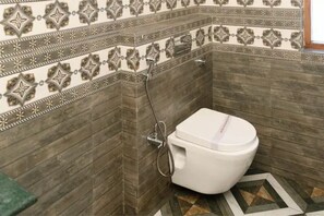 تجهيزات دش، مجففات شعر، مناشف، صابون