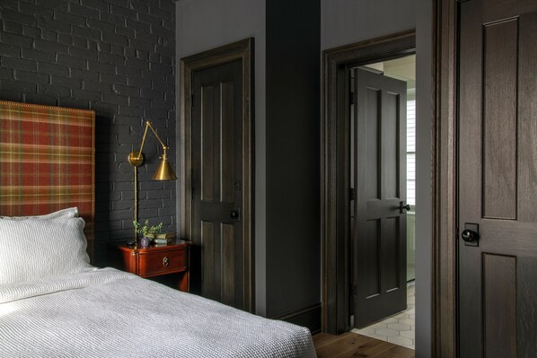 3 bedrooms, iron/ironing board, free WiFi, bed sheets - Restored stonehouse in the heart of Perth. (Perth)