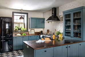 Fridge, microwave, oven, stovetop - Restored stonehouse in the heart of Perth. (Perth)