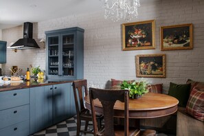 Dining - Restored stonehouse in the heart of Perth. (Perth)