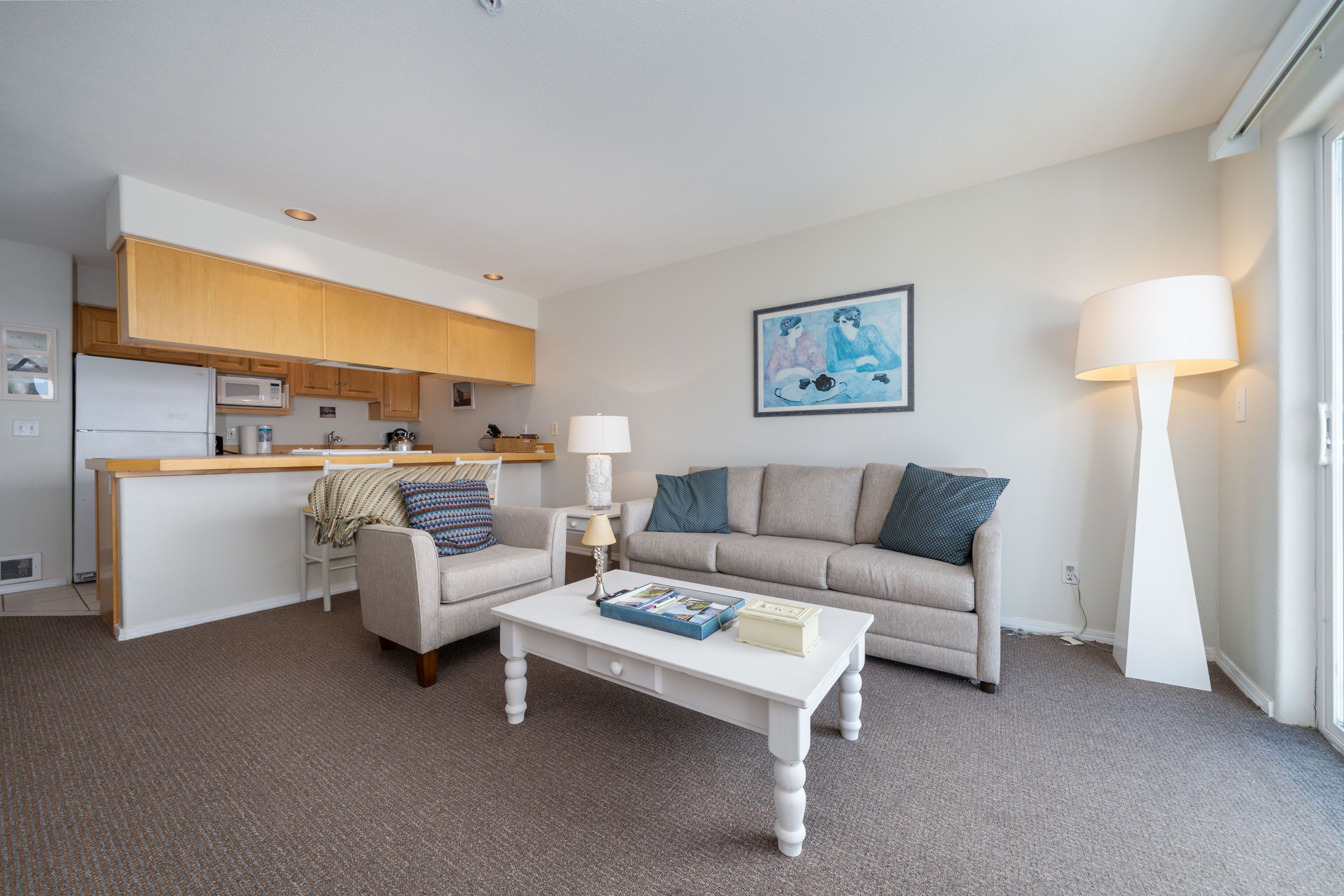 Top floor condo with views of the bay and ocean in the historic Taft district of