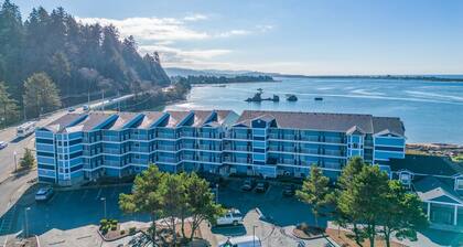 Top floor condo with bay and ocean views in historic Taft, Lincoln City!
