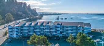 Top floor condo with beautiful views in historic Taft, Lincoln City!