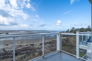 Property grounds - Top floor condo with bay and ocean views in historic Taft, Lincoln City! (Lincoln City)