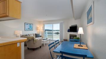 Smart TV, fireplace, stereo