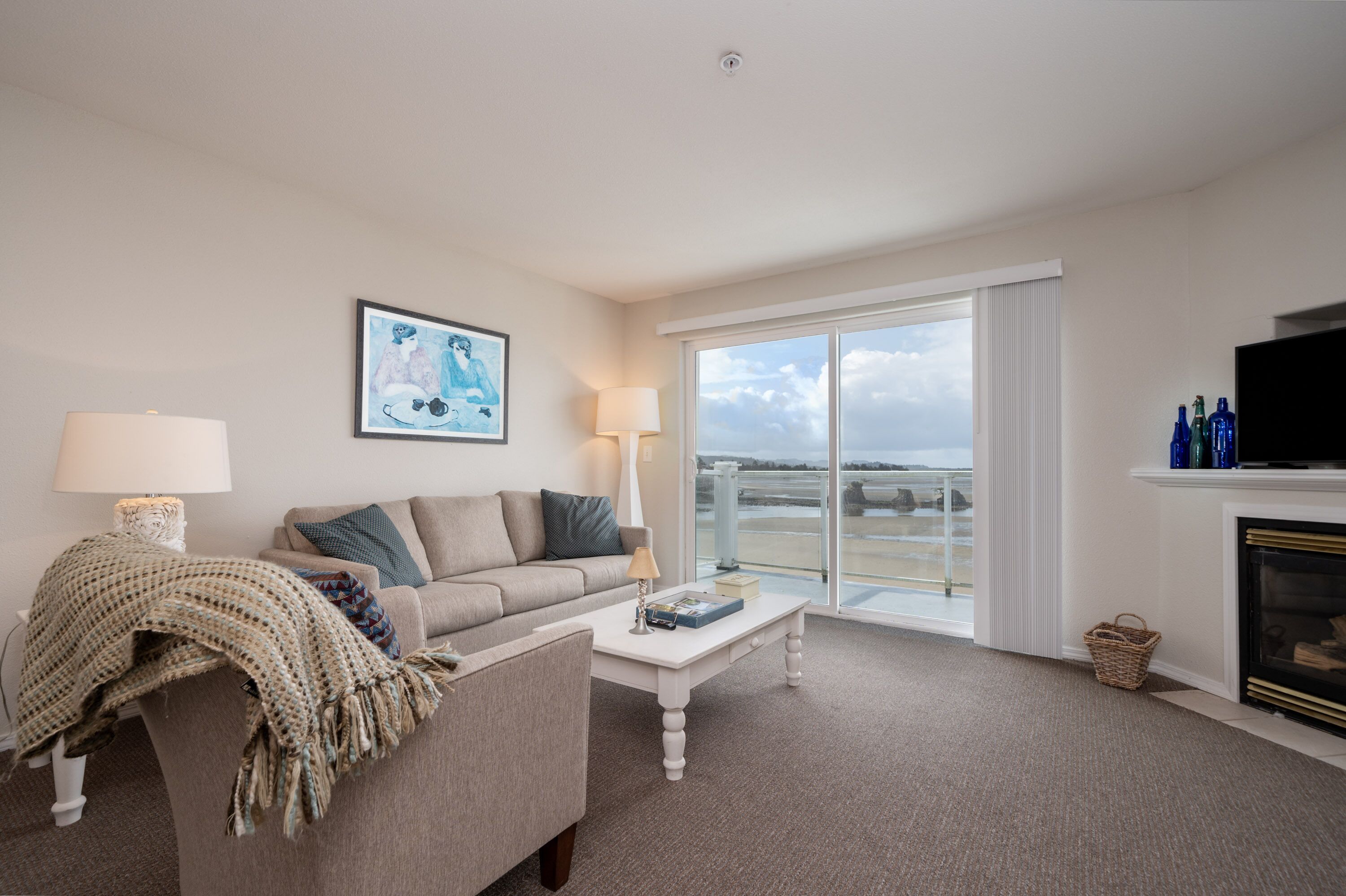 Top floor condo with views of the bay and ocean in the historic Taft district of