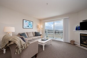 Smart TV, fireplace, stereo