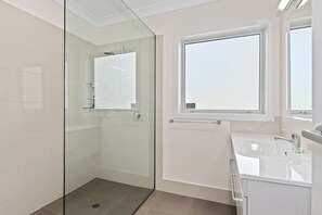 Shower, hair dryer - Matapouri Family Retreat - Matapouri Holiday Home (Matapouri)