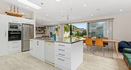 Matapouri Family Retreat - Matapouri Holiday Home