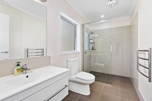 Shower, hair dryer - Matapouri Family Retreat - Matapouri Holiday Home (Matapouri)