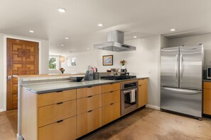 Refrigerador, microondas, horno y parrilla de estufa 