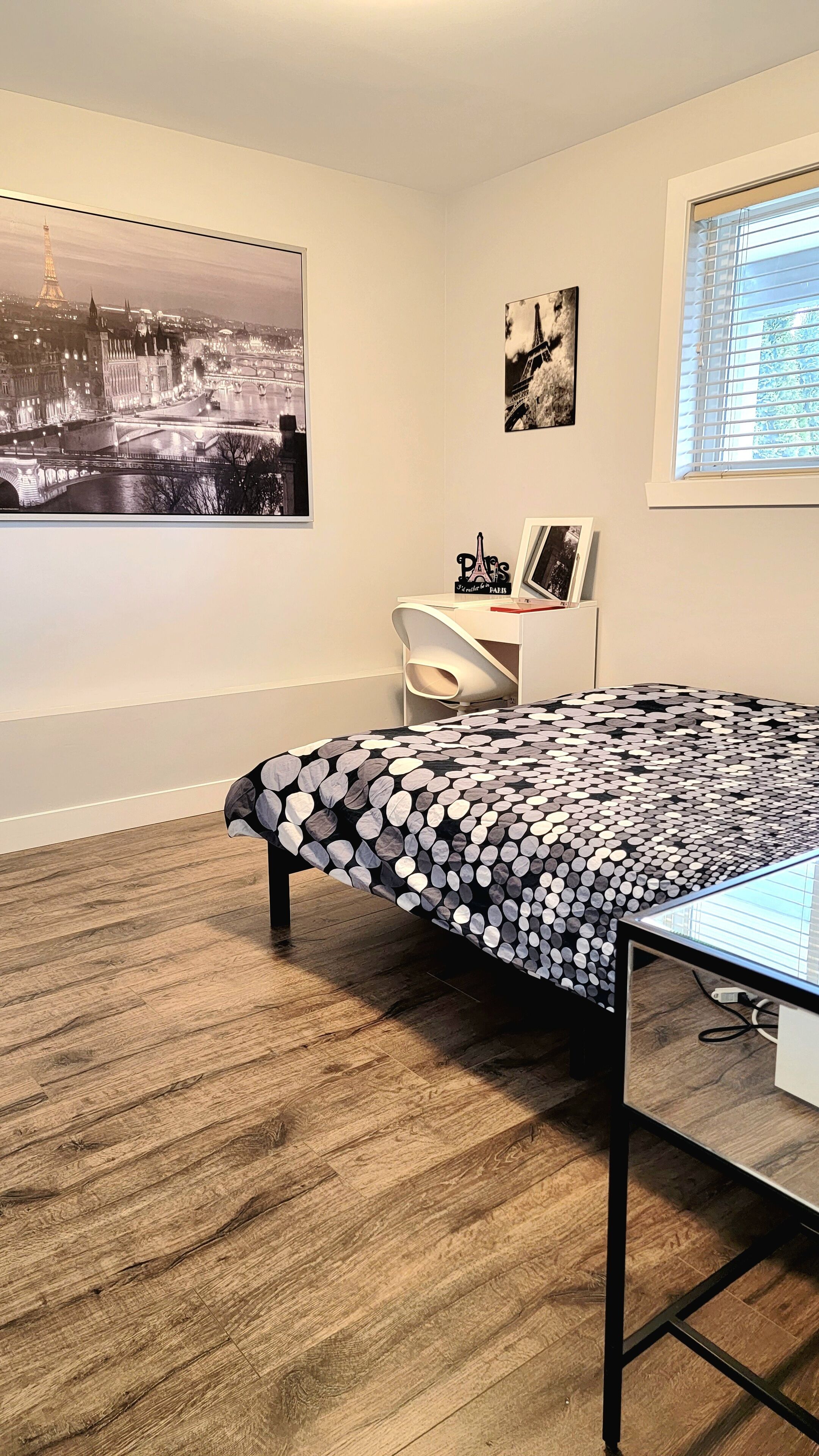 Adorable 2-bedroom basement suite