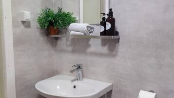 Comfort Double Room | Bathroom | Shower, rainfall showerhead, towels