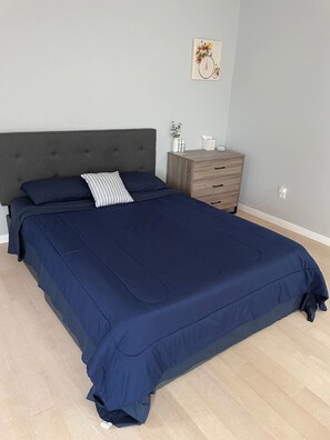 2 bedrooms, iron/ironing board, WiFi, bed sheets - Award-Winning, Eco-Friendly Property (Champaign)