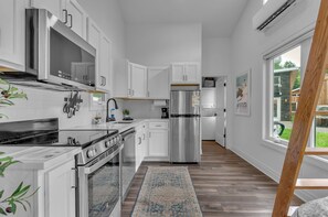 Fridge, microwave, oven, stovetop - Whistler Studio (Ellicottville)