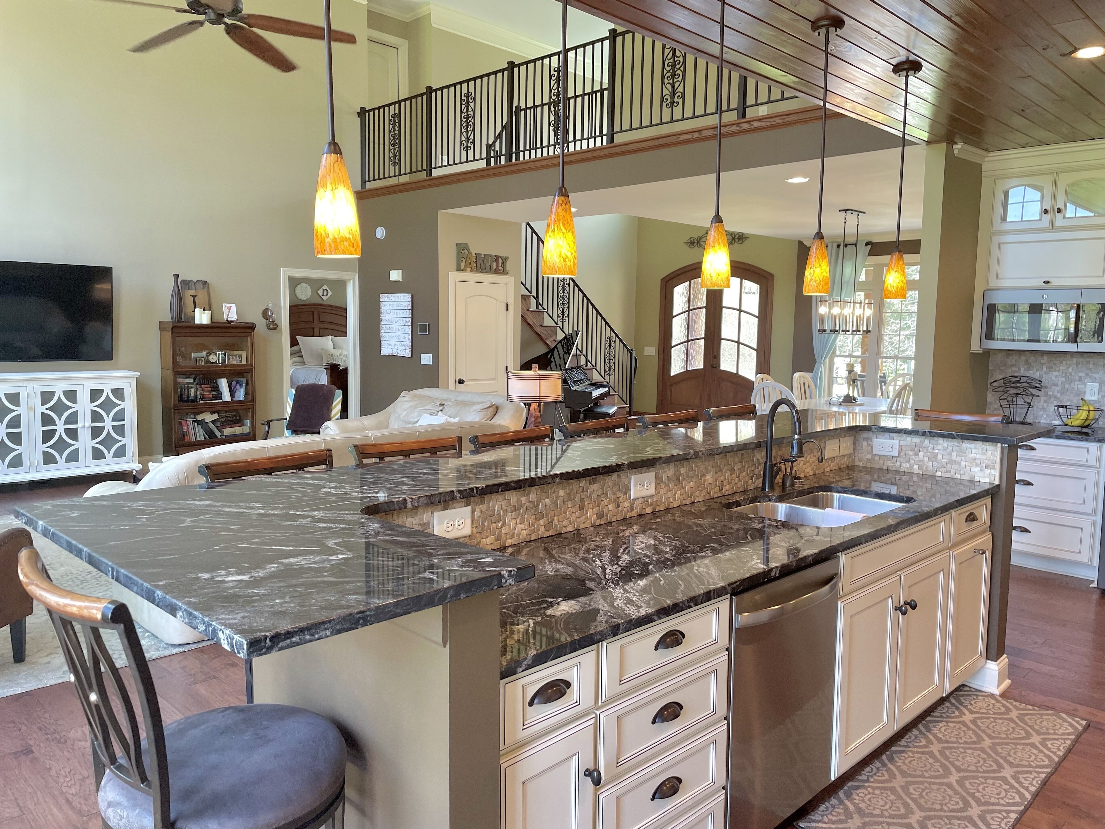 Beautiful Spacious Country Home, Relaxing Atmosphere located 1.5m from I-85. 