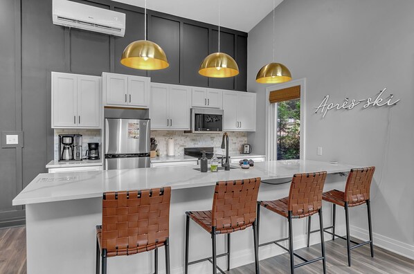 Frigorífic, microones, forn i placa de cuina