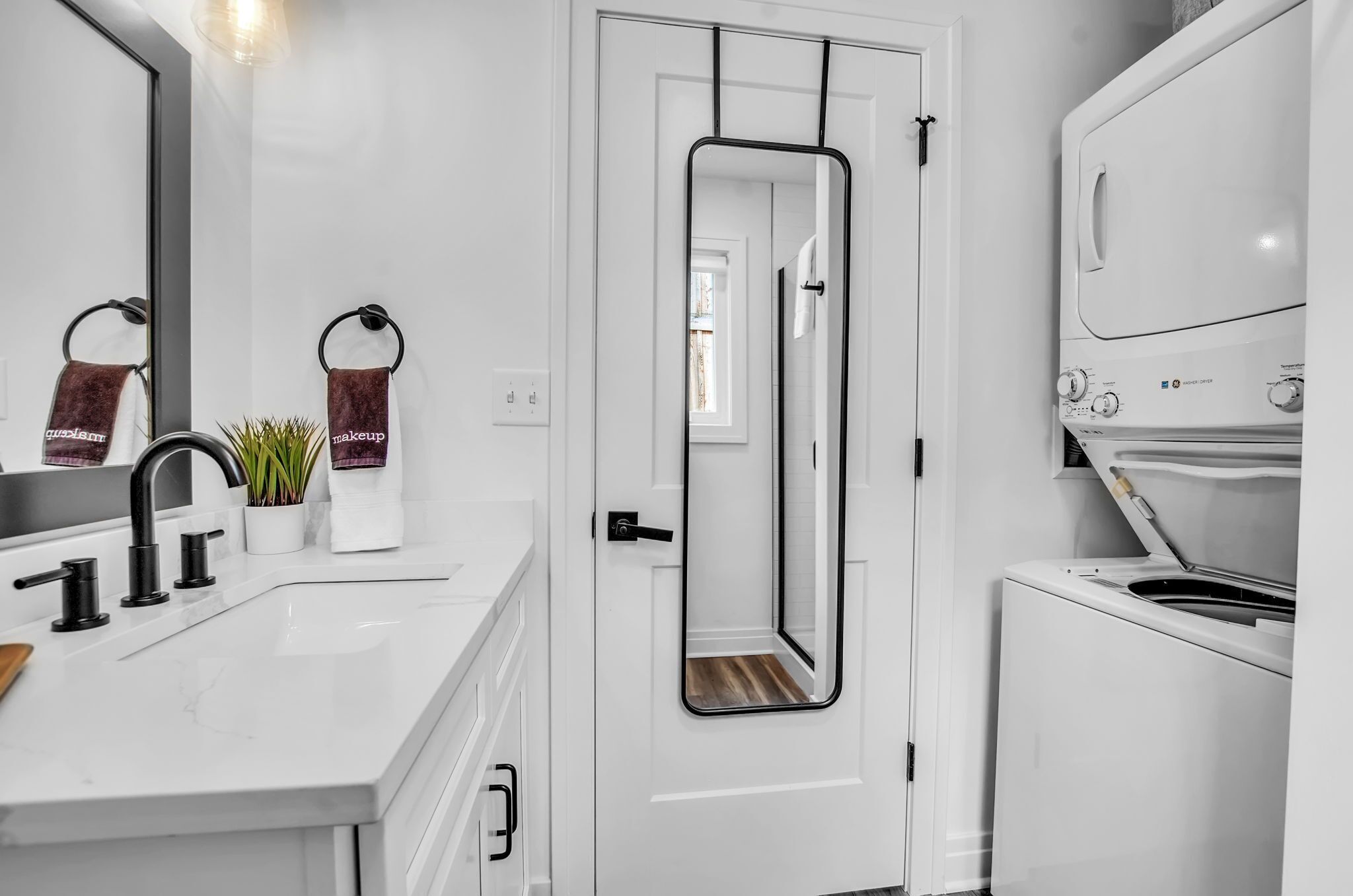 Een haardroger, handdoeken