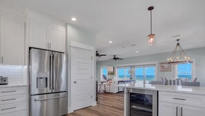 Una cocina moderna con electrodomésticos de acero inoxidable, armarios blancos y una isla grande.