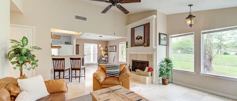 Smart TV, chimenea y libros