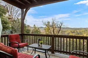 Property grounds - WOW! 4BR Cabin w/ EPIC Lake Views, Hot Tub, Lake Access. Arcade Games. Pets OK (Lake Arrowhead)