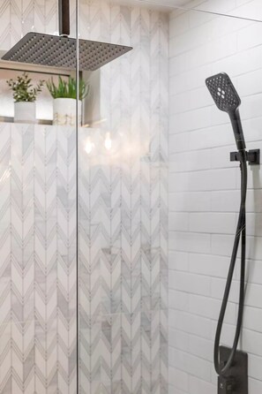 Shower, hair dryer, towels, soap - WOW! 4BR Cabin w/ EPIC Lake Views, Hot Tub, Lake Access. Arcade Games. Pets OK (Lake Arrowhead)