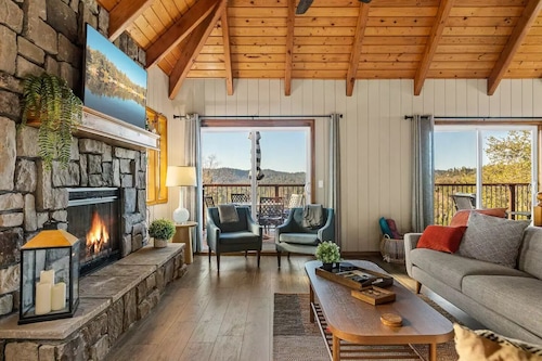 WOW! 4BR Cabin w/ EPIC Lake Views, Hot Tub, Lake Access. Arcade Games. Pets OK